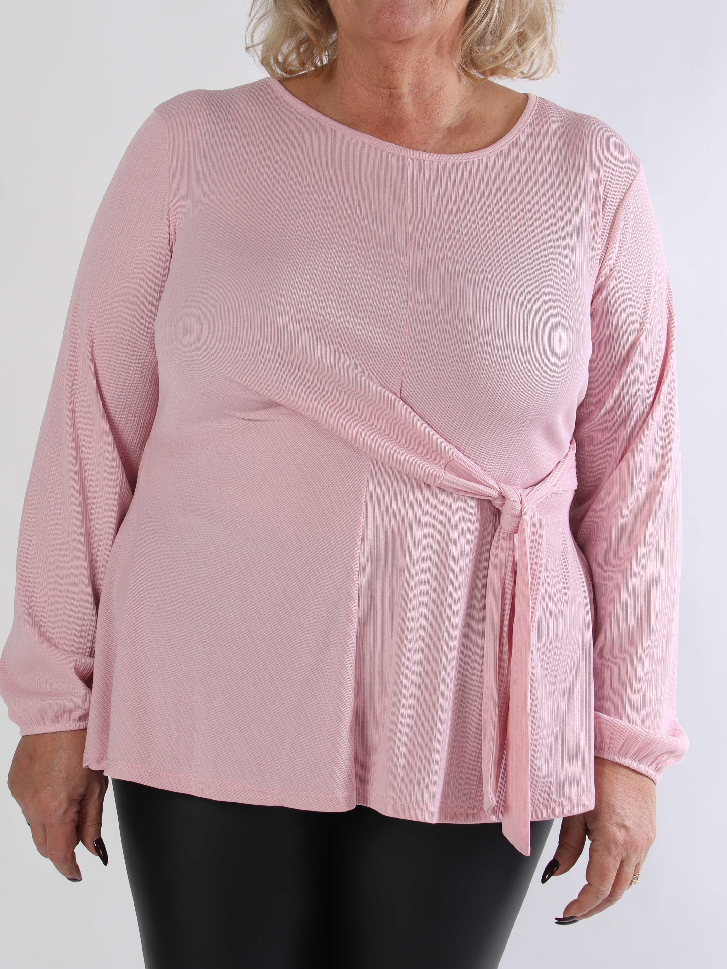 Katie - Sød langærmet plus size tunika med fin sløjfedetalje foran